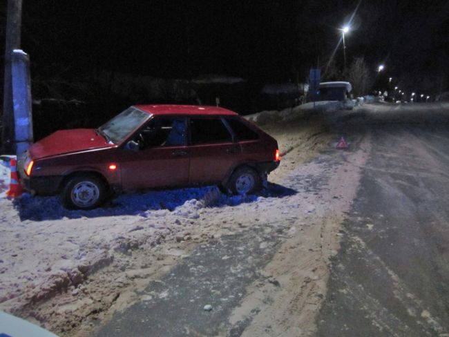 В Ухте водитель ВАЗ врезался в столб на улице Загородная